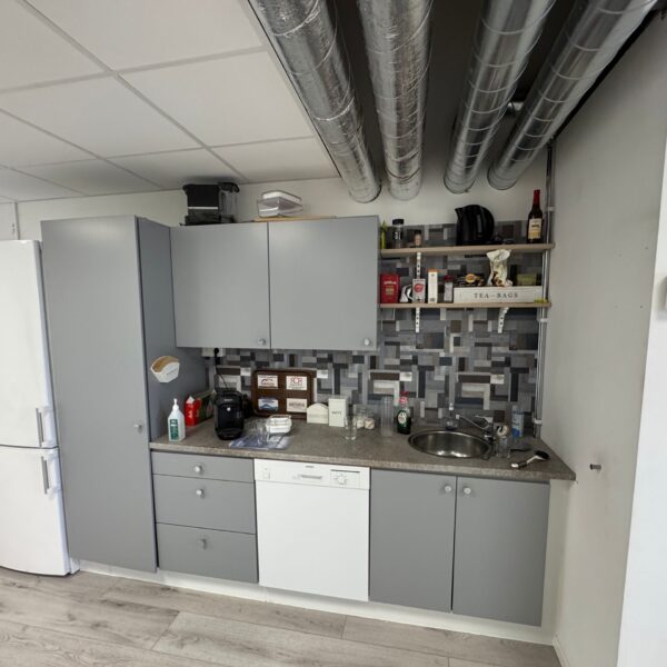 Pentry i kontorsdel – ledig lokal i Borås med kontor 120 m² och lager 249 m²